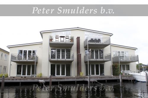 Vinkeveen 2 augustus 2010
Rachel Hazes heeft een nieuw huis in vinkeveen aan het water gekocht. Vanaf het water gezien woon ze in het linkse gedeelte vanaf de voorkant in het rechtse. Jean Marie Phaff woont op de andere hoek.
Peter Smulders bv