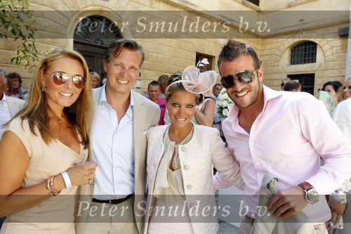 Sienna 17 juli 2010
Yolanthe Cabau v Kasbergen en Wesley Sneijder trouwen in Italie. David en Ghitta Bijlsema en Rafael en Sylvie v d Vaart
Peter Smulders bv