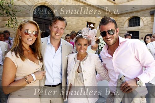 Sienna 17 juli 2010
Yolanthe Cabau v Kasbergen en Wesley Sneijder trouwen in Italie. David en Ghitta Bijlsema en Rafael en Sylvie v d Vaart
Peter Smulders bv