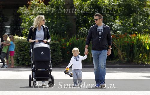 Amsterdam 5 augustus 2010
Renate Verbaan Winston Gerschtanowitz voor het eerst buiten met hun zoontje Benjamin en zoontje Julian.
Peter Smulders bv