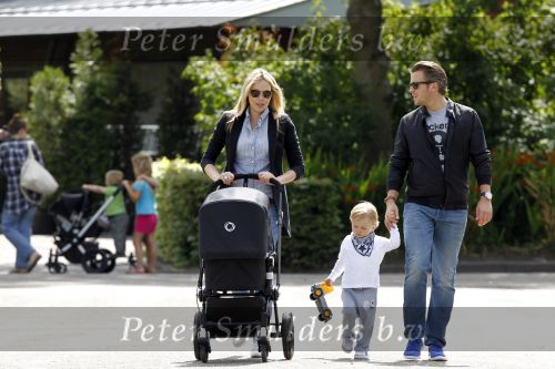 Amsterdam 5 augustus 2010
Renate Verbaan Winston Gerschtanowitz voor het eerst buiten met hun zoontje Benjamin en zoontje Julian.
Peter Smulders bv