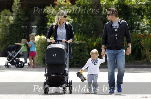 Amsterdam 5 augustus 2010
Renate Verbaan Winston Gerschtanowitz voor het eerst buiten met hun zoontje Benjamin en zoontje Julian.
Peter Smulders bv