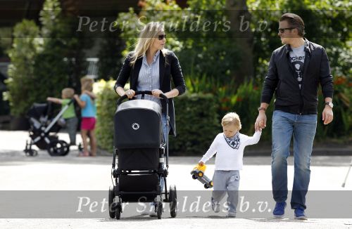 Amsterdam 5 augustus 2010
Renate Verbaan Winston Gerschtanowitz voor het eerst buiten met hun zoontje Benjamin en zoontje Julian.
Peter Smulders bv