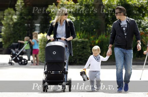 Amsterdam 5 augustus 2010
Renate Verbaan Winston Gerschtanowitz voor het eerst buiten met hun zoontje Benjamin en zoontje Julian.
Peter Smulders bv