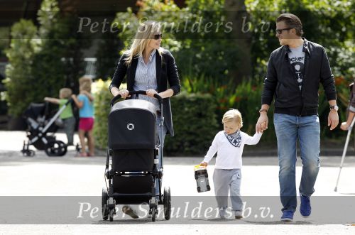 Amsterdam 5 augustus 2010
Renate Verbaan Winston Gerschtanowitz voor het eerst buiten met hun zoontje Benjamin en zoontje Julian.
Peter Smulders bv