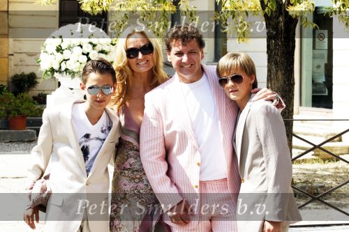 Sienna 17 juli 2010
Yolanthe Cabau v Kasbergen en Wesley Sneijder trouwen in Italie. Rene Natasja Didier en Maxim Froger
Peter Smulders bv