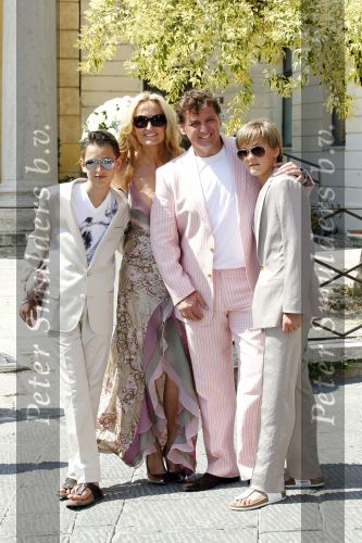 Sienna 17 juli 2010
Yolanthe Cabau v Kasbergen en Wesley Sneijder trouwen in Italie. Rene Natasja Didier en Maxim Froger
Peter Smulders bv