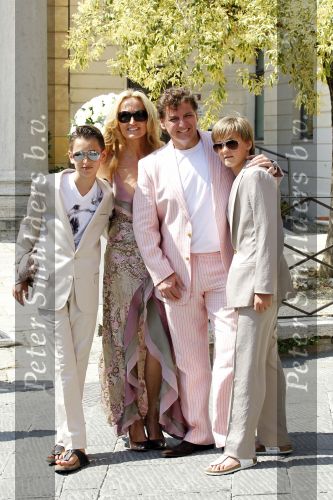 Sienna 17 juli 2010
Yolanthe Cabau v Kasbergen en Wesley Sneijder trouwen in Italie. Rene Natasja Didier en Maxim Froger
Peter Smulders bv