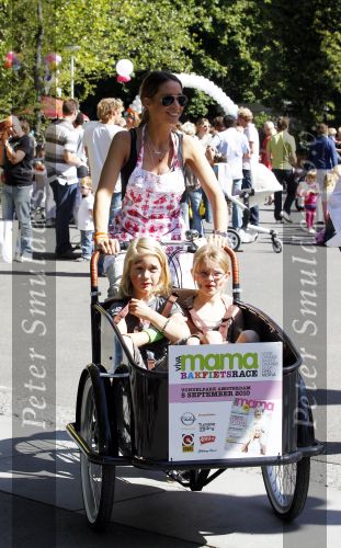 Amsterdam 5 september 2010
Bakfietsenrace georganiseerd door Viva Mama in het vondelpark. Renee Vervoorn met dochter Lisa
Peter Smulders bv