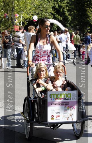 Amsterdam 5 september 2010
Bakfietsenrace georganiseerd door Viva Mama in het vondelpark. Renee Vervoorn met dochter Lisa
Peter Smulders bv