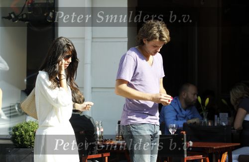 Amsterdam 3 augustus 2010
Rick Brandsteder met zijn nieuwe vriendin op terras en op de pc hooftstraat.
Peter Smulders bv