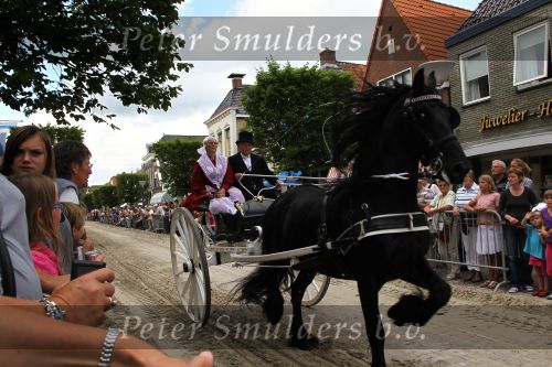 Joure, 28 Juli 2010
Rinrijderij ( ringsteken ) met het friese tuigpaard in authentieke sjezen.
De mensen zijn gekleed in 19e eeuws Friese kleding en zij strijden tenslotte om de Zilveren Zweep
Foto Peter Smulders BV