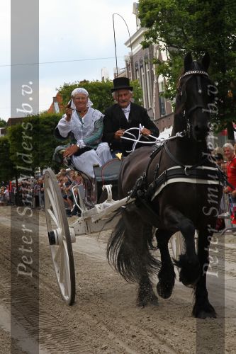 Joure, 28 Juli 2010
Rinrijderij ( ringsteken ) met het friese tuigpaard in authentieke sjezen.
De mensen zijn gekleed in 19e eeuws Friese kleding en zij strijden tenslotte om de Zilveren Zweep
Foto Peter Smulders BV