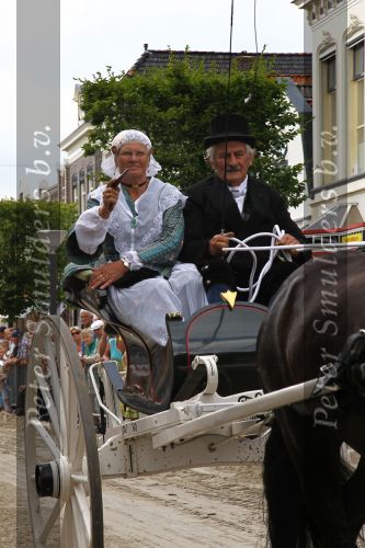 Joure, 28 Juli 2010
Rinrijderij ( ringsteken ) met het friese tuigpaard in authentieke sjezen.
De mensen zijn gekleed in 19e eeuws Friese kleding en zij strijden tenslotte om de Zilveren Zweep
Foto Peter Smulders BV