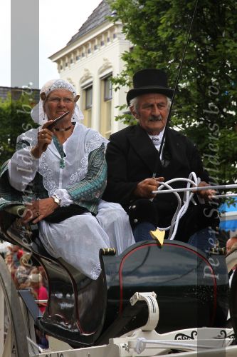 Joure, 28 Juli 2010
Rinrijderij ( ringsteken ) met het friese tuigpaard in authentieke sjezen.
De mensen zijn gekleed in 19e eeuws Friese kleding en zij strijden tenslotte om de Zilveren Zweep
Foto Peter Smulders BV