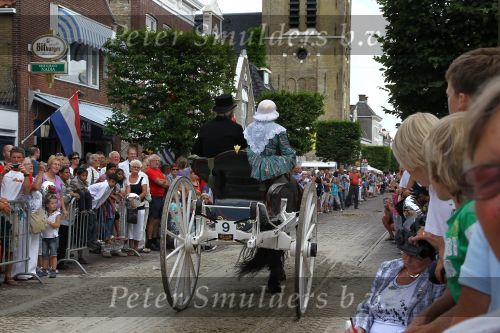 Joure, 28 Juli 2010
Rinrijderij ( ringsteken ) met het friese tuigpaard in authentieke sjezen.
De mensen zijn gekleed in 19e eeuws Friese kleding en zij strijden tenslotte om de Zilveren Zweep
Foto Peter Smulders BV