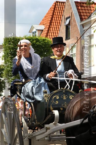 Joure, 28 Juli 2010
Rinrijderij ( ringsteken ) met het friese tuigpaard in authentieke sjezen.
De mensen zijn gekleed in 19e eeuws Friese kleding en zij strijden tenslotte om de Zilveren Zweep
Foto Peter Smulders BV