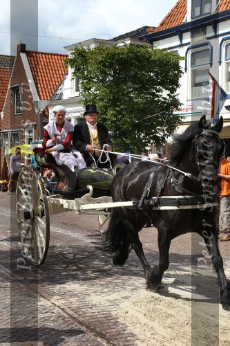 Joure, 28 Juli 2010
Rinrijderij ( ringsteken ) met het friese tuigpaard in authentieke sjezen.
De mensen zijn gekleed in 19e eeuws Friese kleding en zij strijden tenslotte om de Zilveren Zweep
Foto Peter Smulders BV