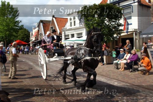 Joure, 28 Juli 2010
Rinrijderij ( ringsteken ) met het friese tuigpaard in authentieke sjezen.
De mensen zijn gekleed in 19e eeuws Friese kleding en zij strijden tenslotte om de Zilveren Zweep
Foto Peter Smulders BV