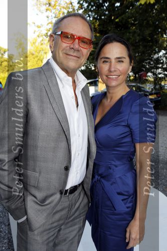 Loosdrecht 21 augustus 2010
Fons de Poel en zijn vrouw Saskia vieren hun 5 jarig huwelijk bij het witte huis in Loosdrecht. Rob de Nijs met zijn vrouw Henriette
Peter Smulders bv