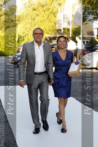 Loosdrecht 21 augustus 2010
Fons de Poel en zijn vrouw Saskia vieren hun 5 jarig huwelijk bij het witte huis in Loosdrecht. Rob de Nijs met zijn vrouw Henriette
Peter Smulders bv