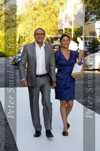 Loosdrecht 21 augustus 2010
Fons de Poel en zijn vrouw Saskia vieren hun 5 jarig huwelijk bij het witte huis in Loosdrecht. Rob de Nijs met zijn vrouw Henriette
Peter Smulders bv