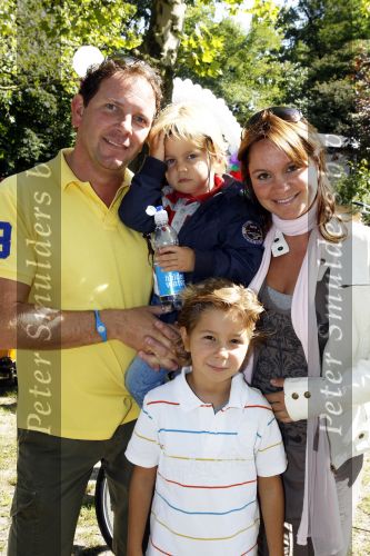 Amsterdam 5 september 2010
Robert Leroy met zijn zwangere vrouw Sacha en zijn kinderen in het vondelpark.
Peter Smulders bv
