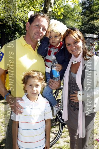 Amsterdam 5 september 2010
Robert Leroy met zijn zwangere vrouw Sacha en zijn kinderen in het vondelpark.
Peter Smulders bv
