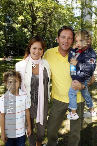 Amsterdam 5 september 2010
Robert Leroy met zijn zwangere vrouw Sacha en zijn kinderen in het vondelpark.
Peter Smulders bv