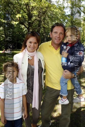 Amsterdam 5 september 2010
Robert Leroy met zijn zwangere vrouw Sacha en zijn kinderen in het vondelpark.
Peter Smulders bv