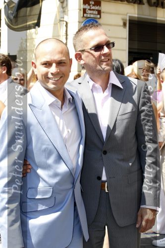 Sienna 17 juli 2010
Yolanthe Cabau v Kasbergen en Wesley Sneijder trouwen in Italie. Robert v d Sanden met vriend
Peter Smulders bv