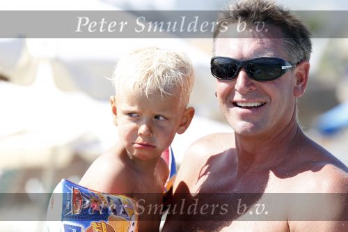 Robin Bravenboer met zoon  op Ibiza.
Peter Smulders bv