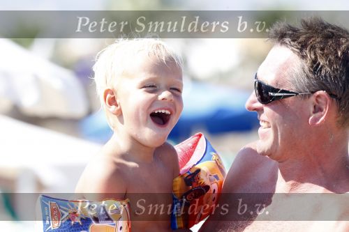 Robin Bravenboer met zoon  op Ibiza.
Peter Smulders bv