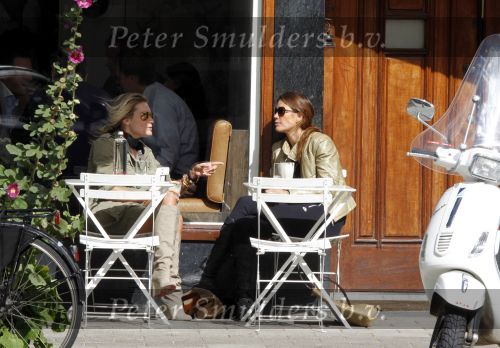 Amsterdam 15 september 2010
Nikkie Plessen en Robine v d Meer op terras.
Peter Smulders bv