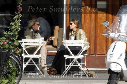 Amsterdam 15 september 2010
Nikkie Plessen en Robine v d Meer op terras.
Peter Smulders bv