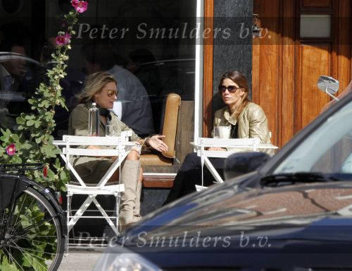 Amsterdam 15 september 2010
Nikkie Plessen en Robine v d Meer op terras.
Peter Smulders bv
