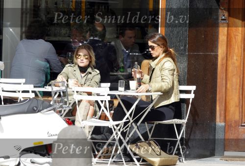 Amsterdam 15 september 2010
Nikkie Plessen en Robine v d Meer op terras.
Peter Smulders bv