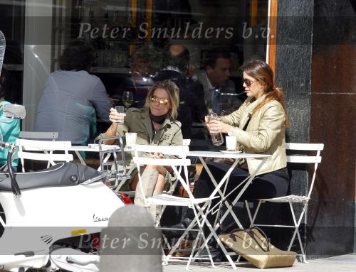 Amsterdam 15 september 2010
Nikkie Plessen en Robine v d Meer op terras.
Peter Smulders bv