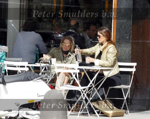Amsterdam 15 september 2010
Nikkie Plessen en Robine v d Meer op terras.
Peter Smulders bv