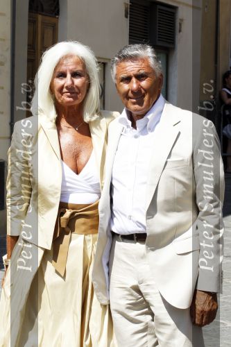 Sienna 17 juli 2010
Yolanthe Cabau v Kasbergen en Wesley Sneijder trouwen in Italie. Steinar Dietz met vriendin Johan Westermeijer met zijn vrouw en Sjaak Swart met vrouw
Peter Smulders bv