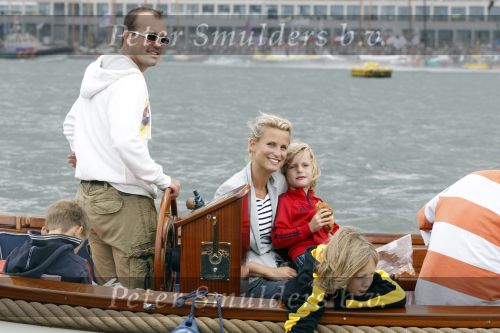 Amsterdam 21 augustus 2010
Sjimmy Bruijninckx met man (oranje witte trui) en kinderen en vrienden bij sail.
Peter Smulders bv