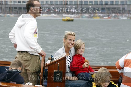 Amsterdam 21 augustus 2010
Sjimmy Bruijninckx met man (oranje witte trui) en kinderen en vrienden bij sail.
Peter Smulders bv