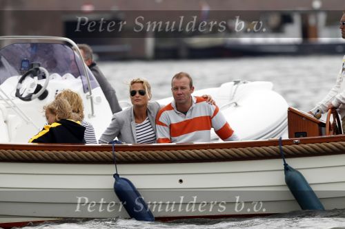Amsterdam 21 augustus 2010
Sjimmy Bruijninckx met man (oranje witte trui) en kinderen en vrienden bij sail.
Peter Smulders bv