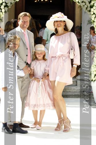 Sienna 17 juli 2010
Yolanthe Cabau v Kasbergen en Wesley Sneijder trouwen in Italie. Soren en Arlette Lerby met kinderen
Peter Smulders bv