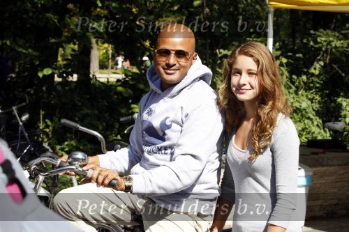 Amsterdam 5 september 2010
Steve te Pas met capuchon op en dochter in het vondelpark.
Peter Smulders bv
