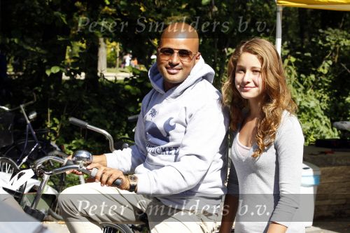 Amsterdam 5 september 2010
Steve te Pas met capuchon op en dochter in het vondelpark.
Peter Smulders bv