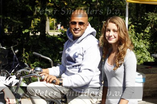 Amsterdam 5 september 2010
Steve te Pas met capuchon op en dochter in het vondelpark.
Peter Smulders bv