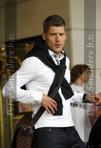 Amsterdam 5 juni 2010
Het Nederlands elftal vertrekt vanaf het hilton naar Schiphol voor de WK voetbal in Zuid Afrika. De vrouwen zwaaien ze uit.
Peter Smulders bv