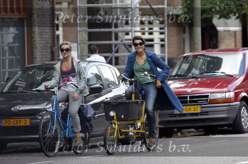 Amsterdam 24 augustus 2010
Susan Visser met dochter op de fiets.
Peter Smulders bv