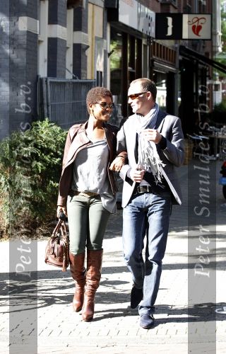 Amsterdam 15 september 2010
Sylvana loopt te dollen met een vriend op de cornelis schuytstraat.
Peter Smulders bv